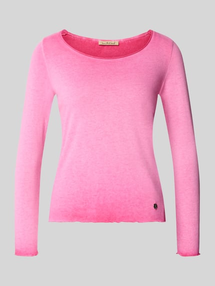 Produktfoto, Strickshirt mit Label-Detail und Muschelsaum von Smith and Soul in Rosa, prosty krój, okrągły dekolt, mieszanka bawełny, długość tyłu w rozmiarze S: 62 cm, długość rękawa w rozmiarze S: 59 cm, gładka tekstura, delikatny muszlowy brzeg