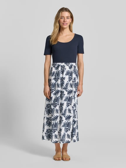 Frauenmodel trägt Tailliertes Freizeitkleid aus Baumwoll-Mix von Tom Tailor, Optik:Allover-Muster, Maxi-Länge, Rundhals, Kurzarm, Ganzkörperansicht von vorne.