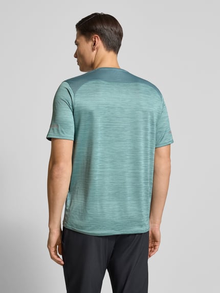 Männermodel trägt Funktionsshirt mit Logo und Rundhalsausschnitt von Under Armour, Material-Mix mit Stretch-Anteil, Regular-Fit, Rückenlänge 71 cm, Ganzkörperansicht Rückansicht.