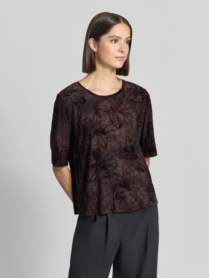 Vrouwenmodel draagt Blusenshirt im Allover-Look Model 'SESSOLANA' van FREE/QUENT, Materiaalmix met stretch, regular fit, ronde hals, ruglengte bij maat S 56 cm, all-over look, voorkant volledige lichaamsopname.