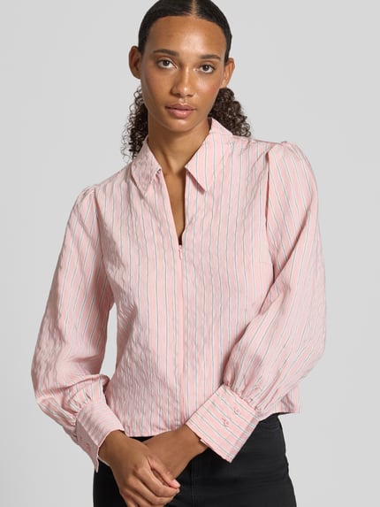Frauenmodel trägt Regular Fit Langarmbluse aus Viskose-Mix von Jake*s Casual mit rosa-weißen Streifen, glatter Stoff, Nahaufnahme Oberkörper.