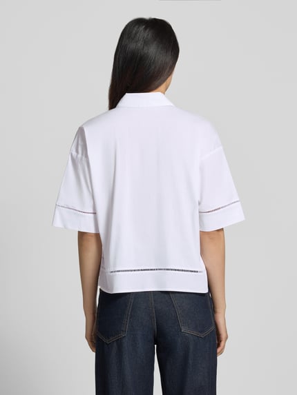 Frauenmodel trägt Boxy Fit Bluse mit 1/2-Arm Modell 'Zlana' von Someday aus weißem Baumwoll-Mix mit Stretch-Anteil, Rückenlänge 57 cm, Ganzkörperansicht Rückansicht.
