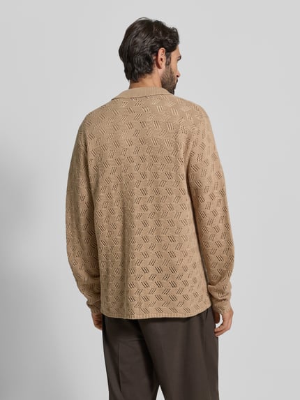 Mannenmodel draagt Cardigan met platte kraag en knoopsluiting Model 'Eloi' van Les Deux, puur katoen, regular fit, ruglengte maat M 75 cm, mouwlengte 79 cm, beige, geometrisch gebreid patroon, volledige rugaanzicht.