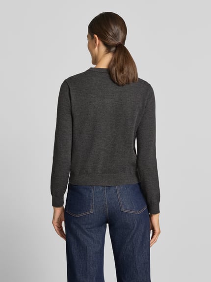 Frauenmodel trägt Strickjacke mit Rundhalsausschnitt Modell 'BIMBU' von MANGO, dunkelgrau, Woll-Mix, Regular Fit, Rückenansicht, Ganzkörperansicht Rückansicht.