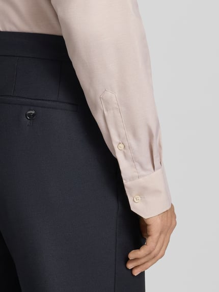 Männermodel trägt Regular Fit Businesshemd aus Baumwolle mit Kentkragen von Eterna, Knopfleiste, Brusttasche, Detailaufnahme rechter Ärmel.