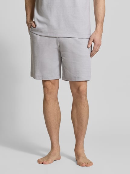 Männermodel trägt Shorts mit elastischem Bund von Schiesser, regular fit, hellgrau, fein strukturiert, Nahaufnahme Oberschenkel.