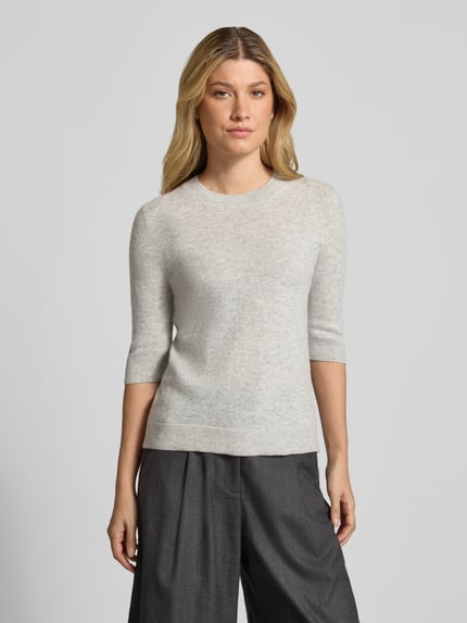 Frauenmodel trägt Strickpullover mit 1/2-Arm und Rundhalsausschnitt von Christian Berg Woman in Hellgrau, reine Baumwolle, Slim Fit, Ganzkörperansicht von vorne.