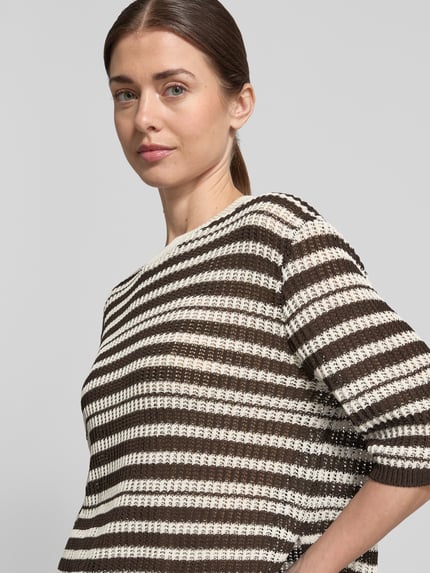 Frauenmodel trägt Strickshirt mit 3/4-Arm Modell 'Punny' von OPUS, braun-weiß gestreift, Baumwoll-Mix, Regular-Fit, Nahaufnahme Oberkörper.