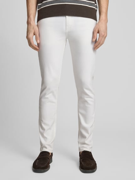 Männermodel trägt Slim Fit Jeans mit Eingrifftaschen van Lindbergh in wit, mix van katoen en elastaan, knoop- en ritssluiting, steekzakken, bandwijdte maat 32/32: 40 cm, binnenbeenlengte 78 cm, voorkantaanzicht volledige lichaamslengte.