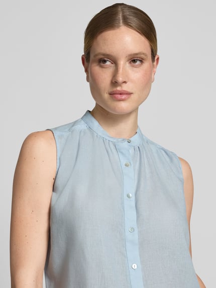 Frauenmodel trägt Regular Fit Blusentop aus Viskose-Leinen-Mix von Christian Berg Woman in Hellblau mit Rundhalsausschnitt, Knopfleiste, Rückenlänge bei Größe 36 61 cm, Nahaufnahme Oberkörper.