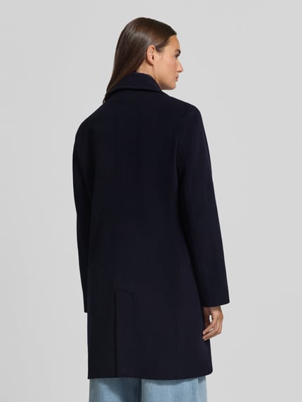 Vrouwenmodel draagt Mantel aus Lanawolle-Mix mit Pattentaschen van ICONS Cinzia Rocca in donkerblauw, mix van lanawol met kasjmier, slim fit, opstaande kraag, reverskraag, knoopsluiting, klepzakken, ruglengte maat 36: 92 cm, schouderbreedte: 48 cm, borstwijdte: 50 cm, mouwlengte: 65 cm, volledig zicht van achteren.