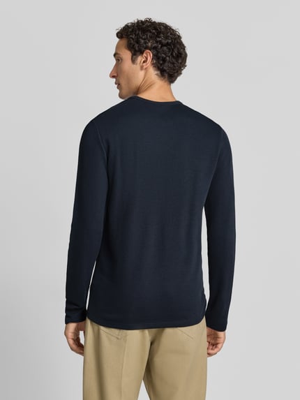 Männermodel trägt Regular Fit Longsleeve aus reiner Baumwolle Modell 'Basic' von Lindbergh in Dunkelblau, Ganzkörperansicht Rückansicht. Rückenlänge bei Größe M: 73 cm, Rundhalsausschnitt.