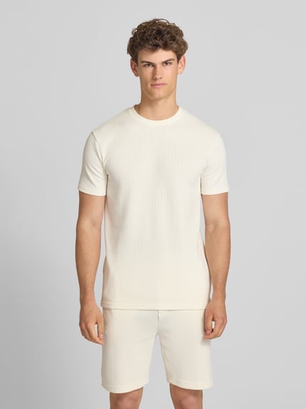 Männermodel trägt Regular Fit T-Shirt mit Viskose-Anteil Modell 'TREY' von Only & Sons, Optik: Unifarben, Struktur, Ganzkörperansicht von vorne.