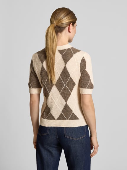 Frauenmodel trägt Strickpullover aus Woll-Mix mit 1/2-Arm Modell 'JOHI' von YAS, beige-braunes Argyle-Muster, Rückenansicht, Ganzkörperansicht Rückansicht.