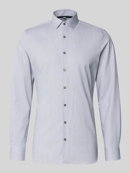 Produktfoto, Slim Fit Business-Hemd mit Kentkragen Modell 'Modern Kent' von OLYMP Level Five, Baumwoll-Mix mit Stretch-Anteil, feine blaue Streifen, Knopfleiste, glatte Textur, Herren Businesshemden, Maße bei Größe 40: Rückenlänge 79 cm, Schulterbreite 44 cm, Ärmellänge 68 cm.