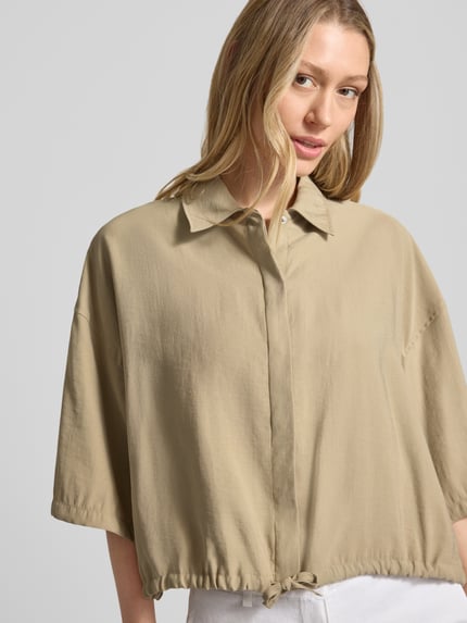 Vrouwenmodel draagt blouse met overhemdkraag van modalmix, loose fit model 'LAINAY' van Drykorn, trekkoordzoom, vooraanzicht, nahaufnahme bovenlichaam.