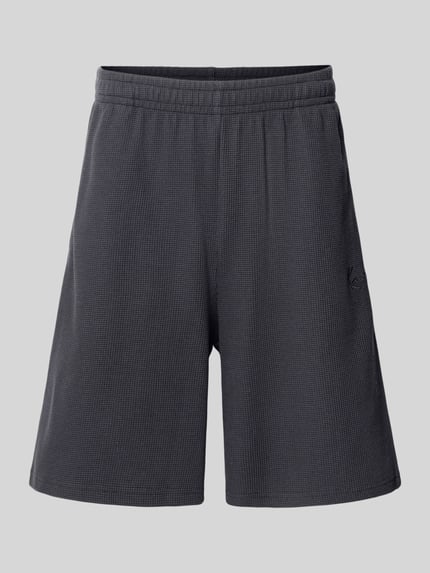Produktfoto, Relaxed Fit Shorts mit Strukturmuster von KARL KANI aus Baumwoll-Mix in dunklem Grau, elastischer Bund, Herren Shorts.