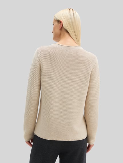 Männermodel trägt Regular Fit Pullover aus reiner Baumwolle von MARC O'POLO, unifarben, Strickoptik, Ganzkörperansicht Rückansicht
