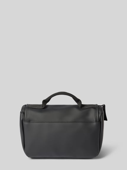 Produktfoto, kosmetyczka Kulturtasche mit Label-Print Modell 'Texel Wash' od Rains, czarna, matowa faktura, zapinany na zamek błyskawiczny dookoła, Główna przegroda, przegródka wewnątrz, przegródki z siateczki, Szerokość w rozmiarze 1: 26 cm, Długość w rozmiarze 1: 18 cm, Głębokość w rozmiarze 1: 12 cm, Długość paska na ramię w rozmiarze 1: 19 cm