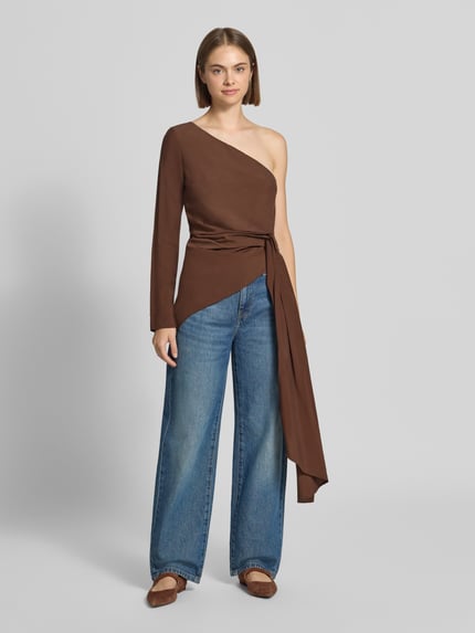 Vrouwenmodel draagt Bluse im One-Shoulder-Design aus Modal-Mix van Topshop, bruin, nauwsluitend, plooien met sleep op taille, modalmix, schouderloos, lange mouw, ruglengte maat 36: 53 cm, mouwlengte maat 36: 56 cm, Ganzkörperansicht van voren.