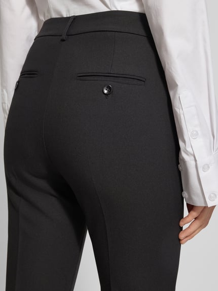 Kobiece modelka nosi spodnie z zakładkami w pasie Slim Fit Bundfaltenhose mit Viskose-Anteil Modell 'RANA' von Weekend Max Mara, efekt: jednolity kolor, krój slim fit, wysoki stan, wyhaftowane logo, szlufki na pasek, zapięcie na haczyk, guzik i ukryty zamek błyskawiczny, kieszenie z tyłu, boczne kieszenie, wykończenie materiału: tkanina, dodatek wiskozy, detaliczne ujęcie, widok z tyłu.