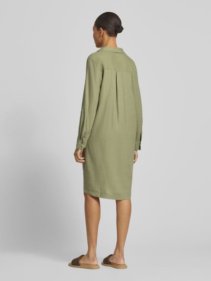 Vrouwenmodel draagt figuuromspelend midi Freizeitkleid uit linnen-viscosemix van s.Oliver RED LABEL, effen, langemouwen, rugaanzicht.