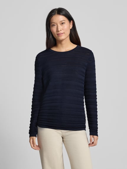 Frauenmodel trägt Regular Fit Pullover aus reiner Baumwolle in Strick-Optik von Christian Berg Woman, dunkelblau, semitransparent, Rundhalsausschnitt, Ganzkörperansicht von vorne.