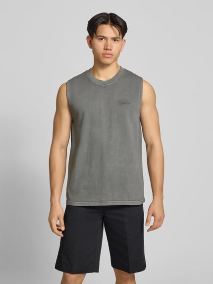 Männermodel trägt Tanktop mit Logo-Stitching Modell 'Signar' von Pegador, reine Baumwolle, gerade Form, Rundhalsausschnitt, Ganzkörperansicht von vorne.