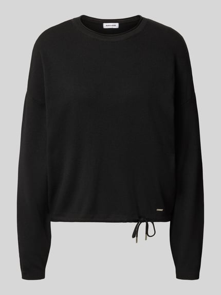 Produktfoto, schwarzer Strickpullover aus Viskose-Mix mit Rundhalsausschnitt, Label-Detail, Tunnelzug, Regular Fit, MORE & MORE