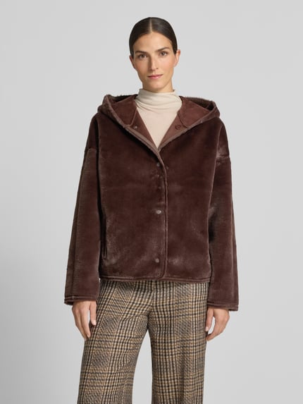 Frauenmodel trägt Jacke mit Kapuze und seitlichen Eingrifftaschen von Apricot in Braun, weiche Textur, gerade Form, Ganzkörperansicht von vorne. Rückenlänge 62 cm, Schulterbreite 48 cm, Brustweite 55 cm, Ärmellänge 63 cm.