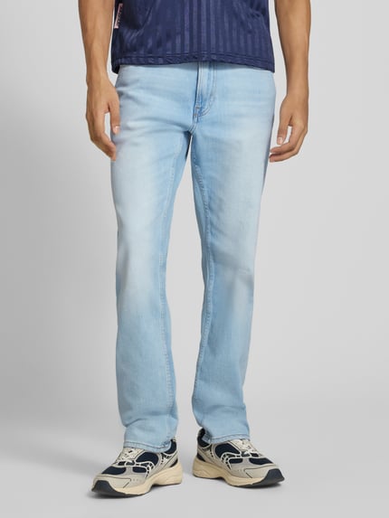 Męski model nosi Slim Fit Jeans aus Baumwoll-Mix von Calvin Klein Jeans, jasnoniebieski, gładka faktura, pełny przód, Ganzkörperansicht von vorne.