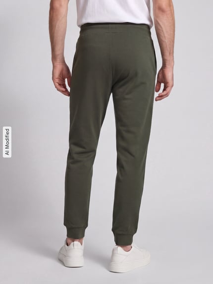 Mannenmodel draagt Regular fit sweathose uit katoenmix model 'Laze Pants CW' van HUGO, Heren sweathose, geheel achteraanzicht, KI-modificeerd beeld.