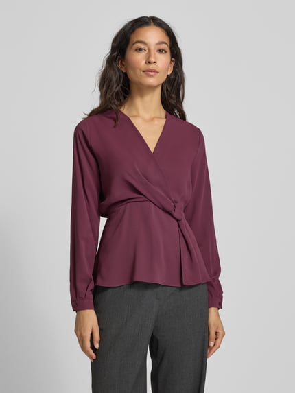 Frauenmodel trägt Regular Fit Bluse mit Knoten-Detail von Rinascimento in Dunkelviolett, V-Ausschnitt, glatte Textur, Ganzkörperansicht von vorne.