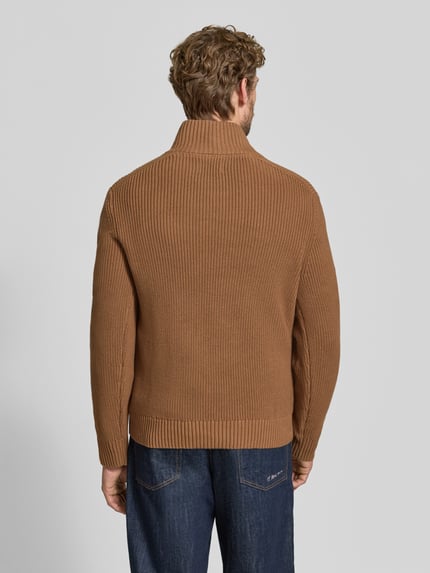 Männermodel trägt Slim Fit gebreide pullover uit puur katoen met schipperskraag van MCNEAL, ribboorden, met lange mouwen, ruglengte maat M 72 cm, mouwlengte maat M 74 cm, effen bruin, gebreide textuur, Ganzkörperansicht Rückansicht.
