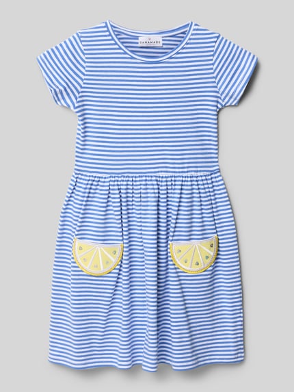 Produktfoto, Regular Fit Shirtkleid mit obszycie ozdobnymi kamieniami od DANAMADE, krój regular fit, nakładane kieszenie, okrągły dekolt, z krótkim rękawem, taliowany krój, wyhaftowany motyw, długość tyłu w rozmiarze 116: 62 cm, niebiesko-białe paski, tekstura gładka
