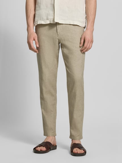 Mannelijk model draagt Regular Fit broek uit mix van katoen en linnen model 'BRODY' van SELECTED HOMME, effen kleuren, steekzakken, knoop- en ritssluiting, boord met tunnelkoord, labelapplicatie, gemêleerde structuur, regular fit, tapered fit, kleur beige, voorkant, detailopname onderlichaam
