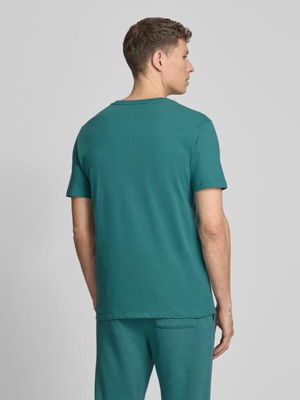 Männermodel trägt Herren T-Shirt mit Logo und Rundhalsausschnitt von GAP, grün, Reine Baumwolle, Regular-Fit, Rückenlänge 72 cm, Ganzkörperansicht Rückansicht.