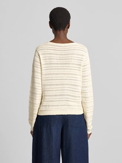 Frauenmodel trägt Relaxed Fit Pullover aus Baumwoll-Mix von Tom Tailor Denim in Creme mit feiner Strickstruktur, Ganzkörperansicht Rückansicht.