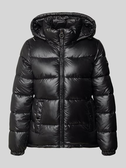 Produktfoto, Regular Fit Steppjacke mit Logo-Emblem von MICHAEL Michael Kors in Schwarz, Stepp-Optik, Kapuze mit Tunnelzug, durchgehender Reißverschluss, langärmlig, elastische Ärmelabschlüsse, Eingrifftaschen, glatte Struktur, Produktdetails aus dem Kontext integriert.