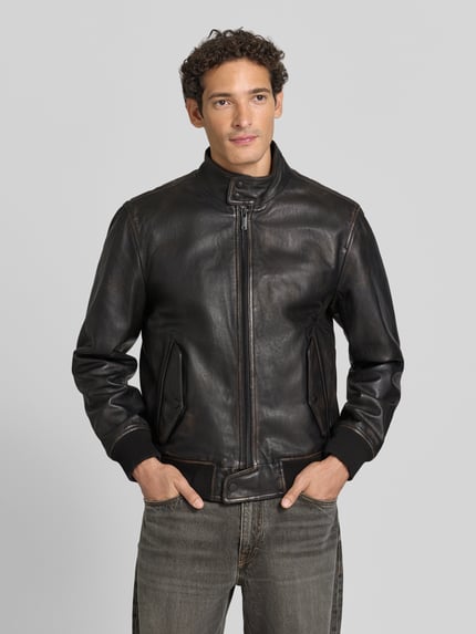 Männermodel trägt regular fit jack van echt lamsleer model 'BERKELY' van Strellson, heren, zwart, gladde textuur, ganzlichaamsaanzicht van voren