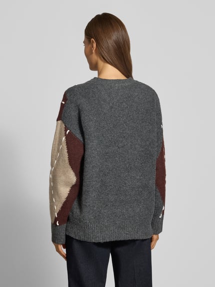 Frauenmodel trägt Strickpullover im Allover-Look mit Rundhalsausschnitt von Apricot, Material-Mix, Relaxed Fit, Rückenansicht.