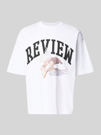 Produktfoto, T-Shirt mit Logo- und Motiv-Print von REVIEW in Weiß, reine Baumwolle, Loose-Fit, gerippter Rundhalsausschnitt, Rückenlänge 70 cm bei Größe M.
