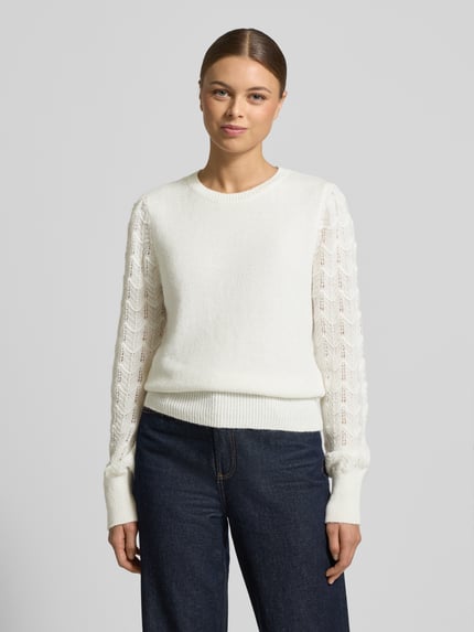 Vrouwenmodel draagt Regular Fit Strickpullover mit Ajour-Strick Ärmeln van Tom Tailor Denim in effen wit, ronde hals, gebreide structuur. Vooraanzicht bovenlichaam.