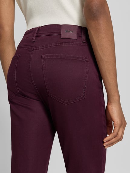 Vrouwenmodel draagt recht model 'Regular Fit Gerade Hose aus Lyocell-Mix mit Modal-Baumwoll-Anteil Modell 'MARY' van Brax in bordeaux, Dames recht broek, detailopname achterkant.