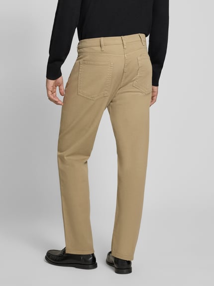Männermodel trägt Straight Fit Jeans aus elastischem Baumwoll-Mix von Paul Smith in Beige mit 5-Pocket-Design, Ganzkörperansicht Rückansicht.