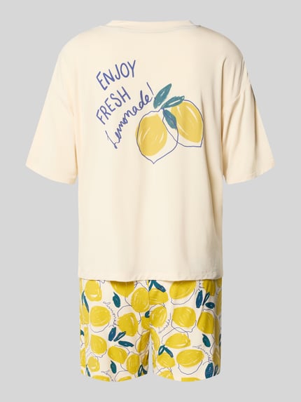 Vrouwenmodel draagt Pyjama aus Modal-Mix van Schiesser in lichtgeel, losse fit, ronde hals, elastische taille, halve mouw, citroenprint. Volledige lichaamsopname achteraan.