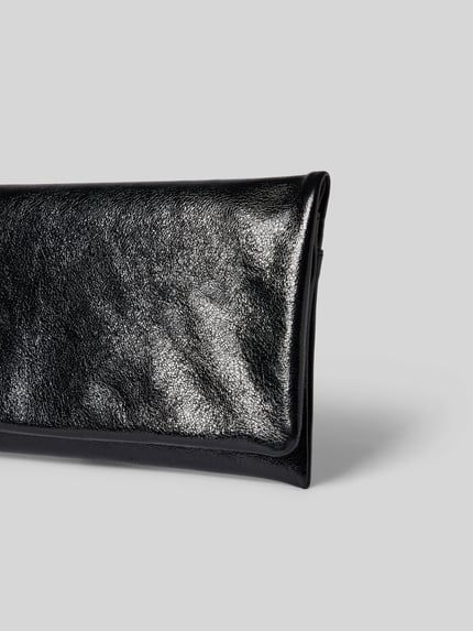 Produktfoto, Clutch aus echtem Leder mit Strukturmuster von Abro in Schwarz, glänzende Oberfläche, sichtbare Struktur, neutraler Hintergrund. Kontext: Damen Clutch, Hauptfach mit Umschlag und Magnetverschluss, Reißverschlussfach innen, Label-Detail innen, Maße 23x14x4 cm.