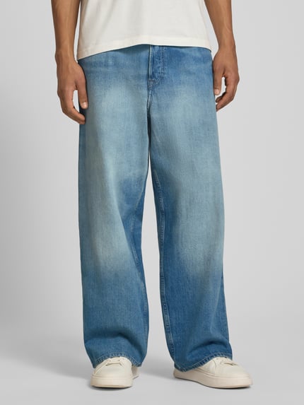 Männermodel trägt Jeans im Used-Look Modell 'Type 3' von Wood Wood, Relaxed Fit, reine Baumwolle, Ganzkörperansicht von vorne.
