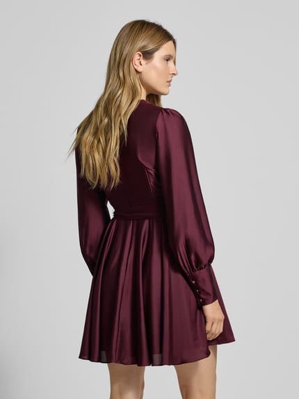 Frauenmodel trägt Cocktailkleid mit Taillengürtel von Swing aus bordeauxfarbenem Material-Mix mit Stretch, Rückansicht, Ganzkörperansicht.