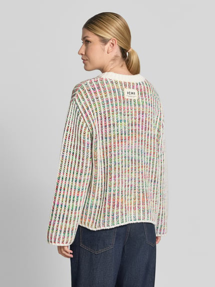 Frauenmodel trägt Strickpullover mit Rundhalsausschnitt Modell 'ANILA' von ICHI, Grobstrick, mehrfarbig, Ganzkörperansicht Rückansicht. Damen Strickpullover aus Baumwoll-Mix, Regular Fit, Rückenlänge 56 cm, Ärmellänge 67 cm.